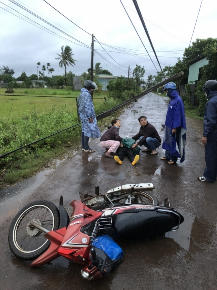 Một phụ nữ tử vong vì tông xe máy vào cột điện đổ do bão